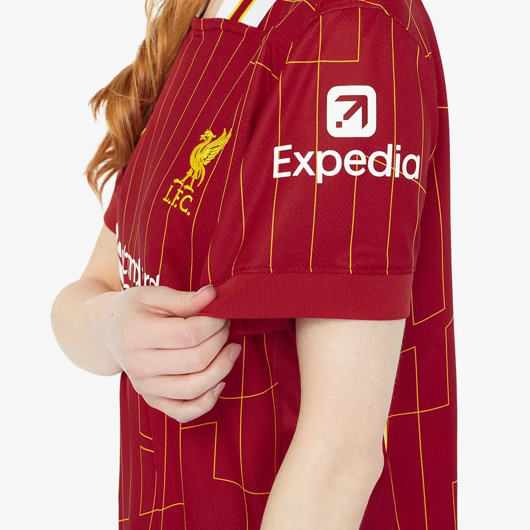 Camisa Feminina Nike Liverpool FC 2024/25 I Torcedora, Camisas de Futebol, PIQUE DE JOGADOR, Composição: 100% PoliésterGênero: FemininaIndicada para: Jogo/CasualGênero: MasculinoEscudo: EmborrachadoOrigem: ImportadoManga: Curta-PIQUE DE JOGADOR