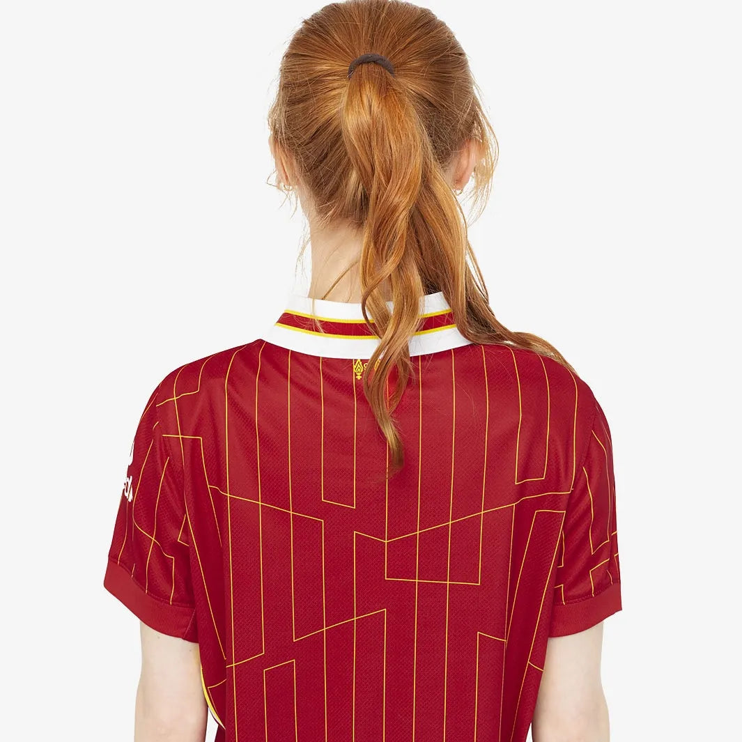 Camisa Feminina Nike Liverpool FC 2024/25 I Torcedora, Camisas de Futebol, PIQUE DE JOGADOR, Composição: 100% PoliésterGênero: FemininaIndicada para: Jogo/CasualGênero: MasculinoEscudo: EmborrachadoOrigem: ImportadoManga: Curta-PIQUE DE JOGADOR