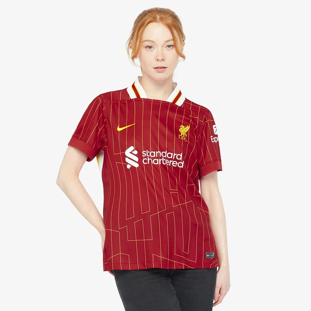 Camisa Feminina Nike Liverpool FC 2024/25 I Torcedora, Camisas de Futebol, PIQUE DE JOGADOR, Composição: 100% PoliésterGênero: FemininaIndicada para: Jogo/CasualGênero: MasculinoEscudo: EmborrachadoOrigem: ImportadoManga: Curta-PIQUE DE JOGADOR