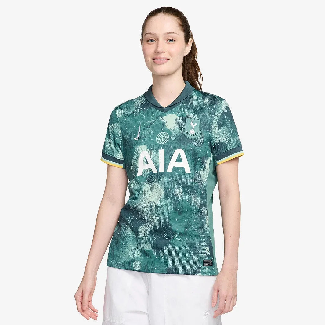 Camisa Feminina Nike Tottenham FC 2024/25 III, Camisas de Futebol, PIQUE DE JOGADOR, Composição: 100% PoliésterGênero: FemininaIndicada para: Jogo/CasualGênero: MasculinoEscudo: EmborrachadoOrigem: ImportadoManga: Curta-PIQUE DE JOGADOR