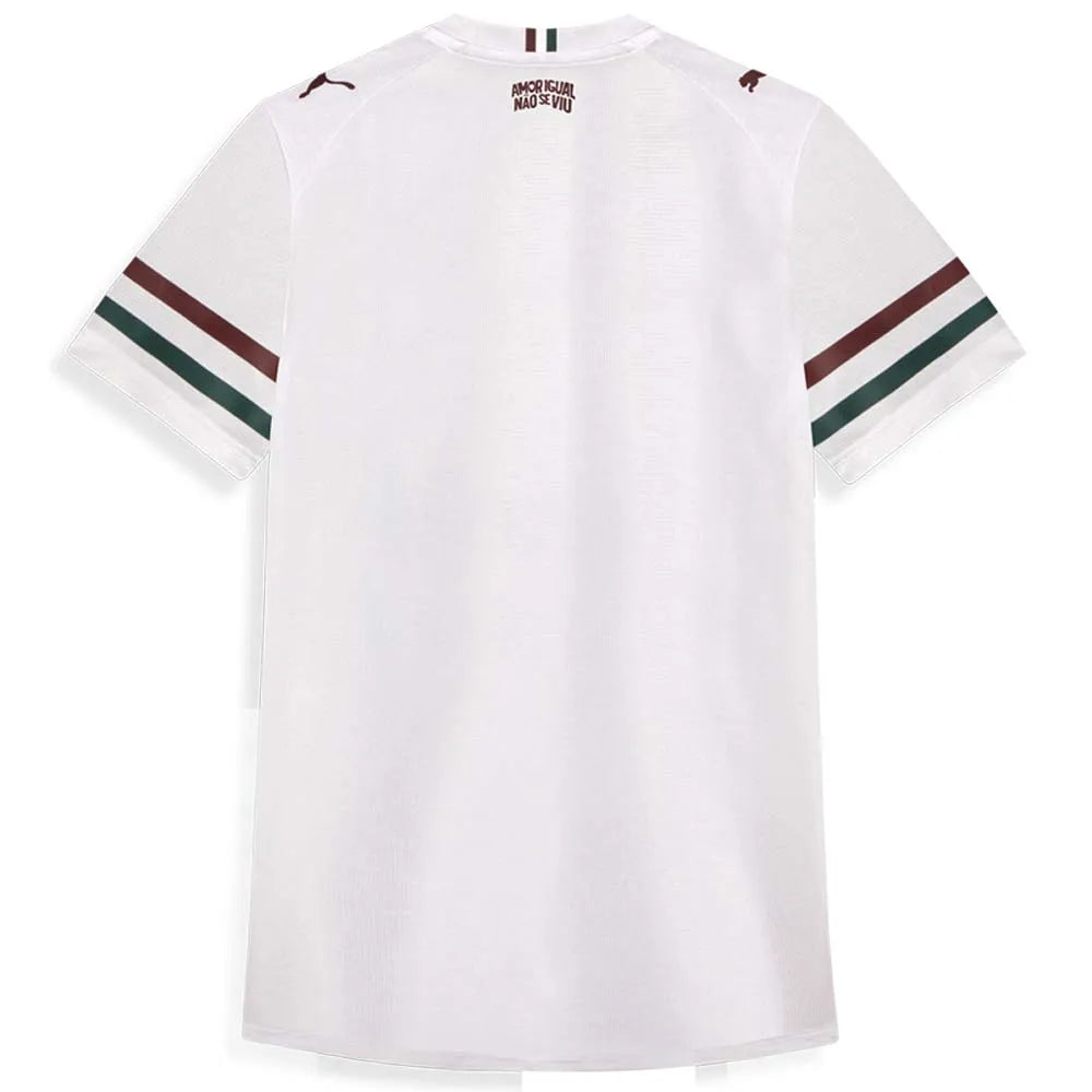 Camisa Feminina Puma Fluminense 2026/27 Away, Camisas de Futebol, PIQUE DE JOGADOR, SOBRE O PRODUTO Mais do que um uniforme, é uma camisa sagrada que protege e impulsiona jogadores e torcida, exaltando a fé inabalável da torcida. Cada detalhe carrega o sentimento tricolor, mostrando que vai além da paixão: é devoção. CARACTERÍSTICAS E BENEFÍCIOS dryCELL: Tecnologia de desempenho projetada para absorver a umidade do corpo, mantendo-o confortável e seco DETALHES Regular fit Gola careca recortada Detalhe trico
