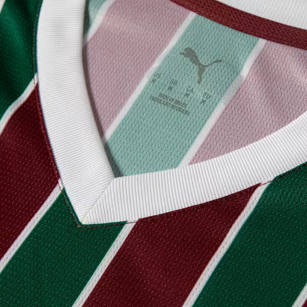 Camisa Feminina Puma Fluminense 2026/27 Home, Camisas de Futebol, PIQUE DE JOGADOR, SOBRE O PRODUTO Mais do que um uniforme, é uma camisa sagrada que protege e impulsiona jogadores e torcida, exaltando a fé inabalável da torcida. Cada detalhe carrega o sentimento tricolor, mostrando que vai além da paixão: é devoção. CARACTERÍSTICAS E BENEFÍCIOS dryCELL: Tecnologia de desempenho projetada para absorver a umidade do corpo, mantendo-o confortável e seco DETALHES Regular fit Estampa tricolor sublimada na frent