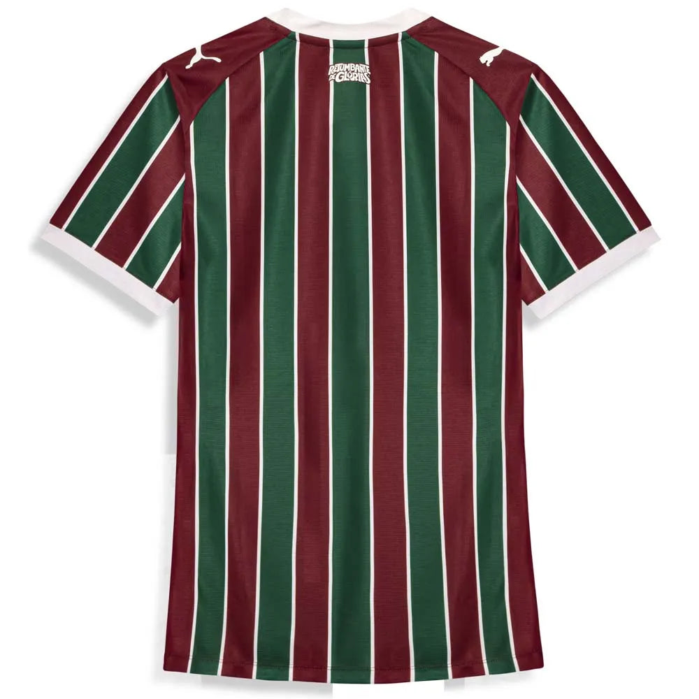 Camisa Feminina Puma Fluminense 2026/27 Home, Camisas de Futebol, PIQUE DE JOGADOR, SOBRE O PRODUTO Mais do que um uniforme, é uma camisa sagrada que protege e impulsiona jogadores e torcida, exaltando a fé inabalável da torcida. Cada detalhe carrega o sentimento tricolor, mostrando que vai além da paixão: é devoção. CARACTERÍSTICAS E BENEFÍCIOS dryCELL: Tecnologia de desempenho projetada para absorver a umidade do corpo, mantendo-o confortável e seco DETALHES Regular fit Estampa tricolor sublimada na frent