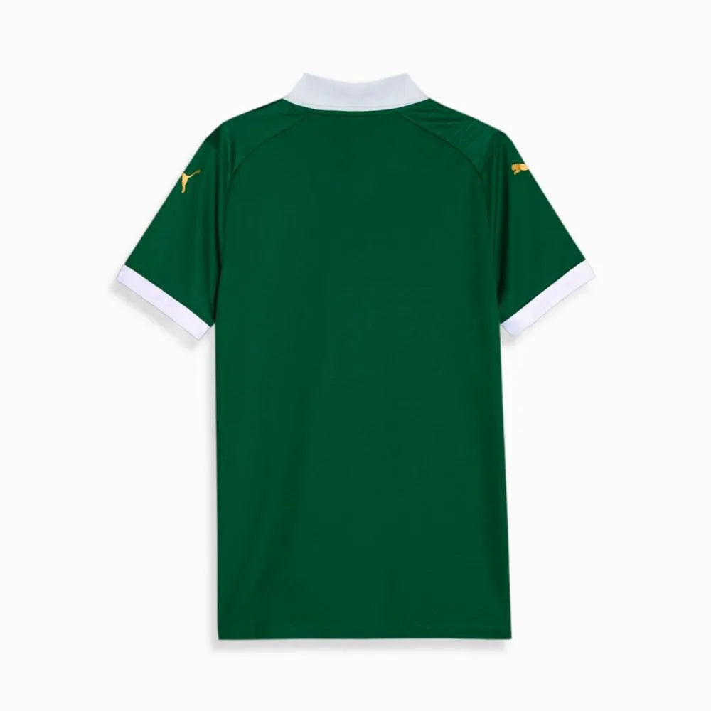 Camisa Feminina Puma Palmeiras 2024/25 I, Camisas de Futebol, PIQUE DE JOGADOR, A camisa titular do Palmeiras para a temporada 2024/25 combina tradição e elegância em um tom de verde clássico, com detalhes dourados e acabamento refinado. Desenvolvida pela Puma, oferece conforto e tecnologia para torcedoras que querem representar o clube dentro e fora dos estádios. Características e Benefícios Tecnologia dryCELL, que absorve a umidade e mantém o corpo seco Material leve e respirável, garantindo conforto para