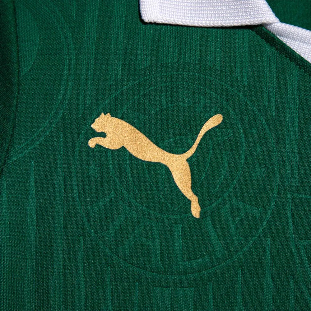 Camisa Feminina Puma Palmeiras 2024/25 I, Camisas de Futebol, PIQUE DE JOGADOR, A camisa titular do Palmeiras para a temporada 2024/25 combina tradição e elegância em um tom de verde clássico, com detalhes dourados e acabamento refinado. Desenvolvida pela Puma, oferece conforto e tecnologia para torcedoras que querem representar o clube dentro e fora dos estádios. Características e Benefícios Tecnologia dryCELL, que absorve a umidade e mantém o corpo seco Material leve e respirável, garantindo conforto para