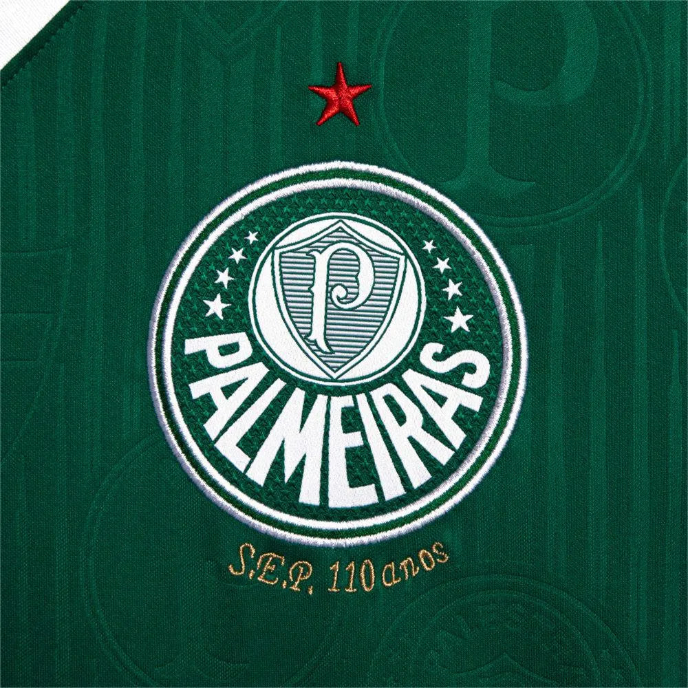 Camisa Feminina Puma Palmeiras 2024/25 I, Camisas de Futebol, PIQUE DE JOGADOR, A camisa titular do Palmeiras para a temporada 2024/25 combina tradição e elegância em um tom de verde clássico, com detalhes dourados e acabamento refinado. Desenvolvida pela Puma, oferece conforto e tecnologia para torcedoras que querem representar o clube dentro e fora dos estádios. Características e Benefícios Tecnologia dryCELL, que absorve a umidade e mantém o corpo seco Material leve e respirável, garantindo conforto para