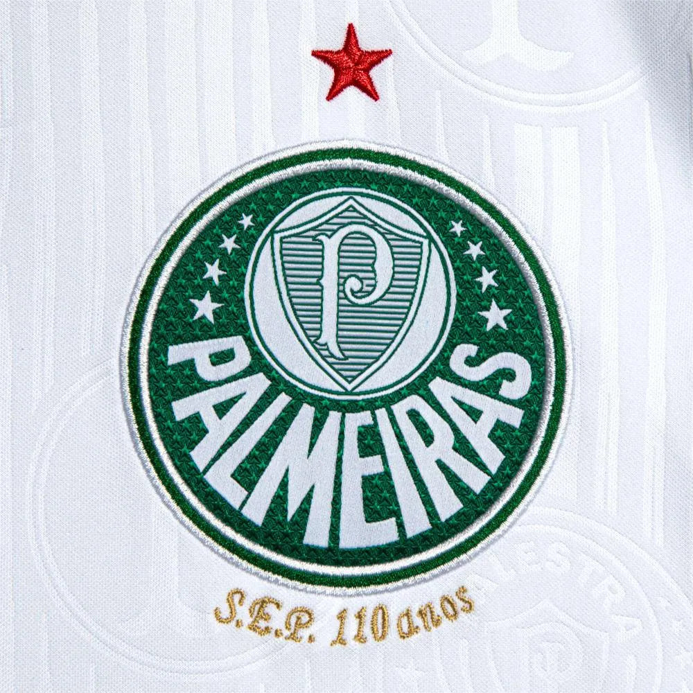 Camisa Feminina Puma Palmeiras 2024/25 II, Camisas de Futebol, PIQUE DE JOGADOR, A segunda camisa do Palmeiras para a temporada 2024/25 mantém a tradição do manto alviverde com um design clássico em branco, detalhes dourados e acabamento sofisticado. Desenvolvida pela Puma, é ideal para quem quer demonstrar sua paixão pelo clube com autenticidade e conforto. Características e Benefícios Produto oficial Puma com selo holográfico de autenticidade Tecnologia dryCELL, que absorve a umidade e mantém o corpo seco