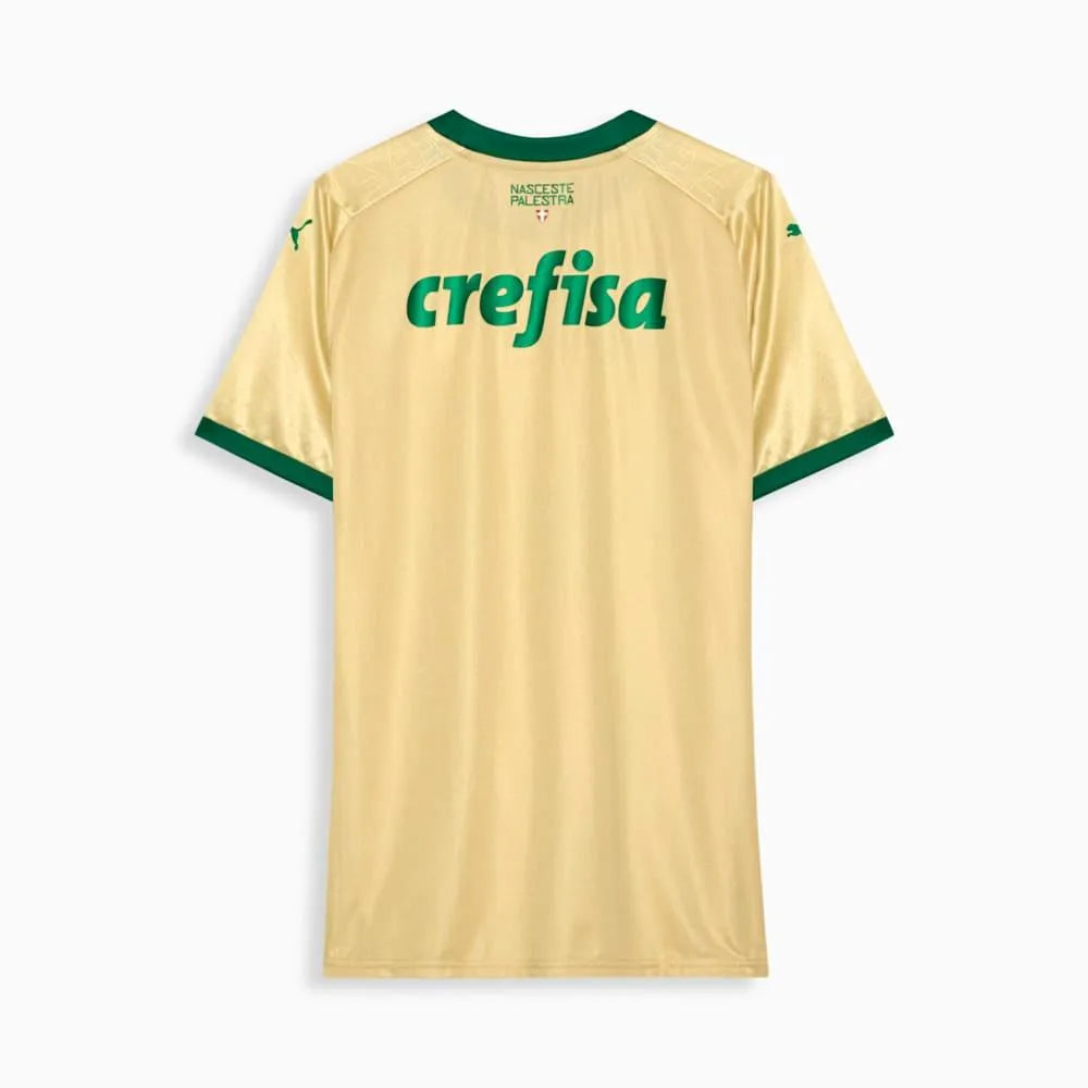 Camisa Feminina Puma Palmeiras 2024/25 III, Camisas de Futebol, PIQUE DE JOGADOR, A terceira camisa do Palmeiras para a temporada 2024/25 apresenta um design inédito na cor dourada, uma homenagem às grandes conquistas do clube. Desenvolvida pela Puma, oferece conforto, tecnologia e autenticidade para a torcida feminina. Características e Benefícios Produto oficial Puma com selo holográfico de autenticidade Tecnologia dryCELL, que absorve a umidade e mantém o corpo seco Material leve e respirável, garantindo