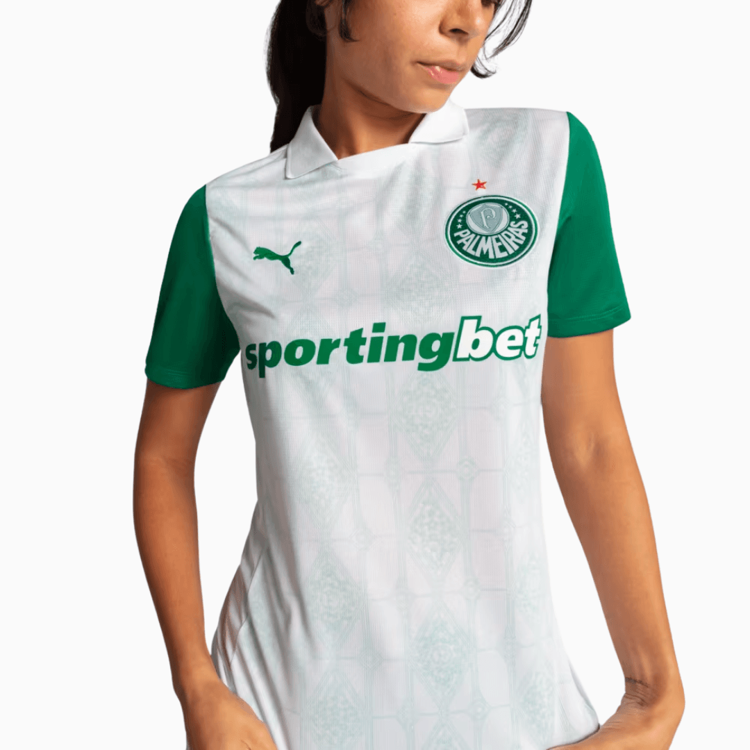 Camisa Feminina Puma Palmeiras 2025/26 Away, Camisas de Futebol, PIQUE DE JOGADOR, Mais do que uma camisa reserva, essa é a camisa que honra a história, a elegância e a grandeza do Palmeiras, feita especialmente pra quem carrega o clube no peito com orgulho todos os dias.A Camisa Feminina Palmeiras 2025/26 II Torcedor resgata o branco clássico que marcou gerações, agora com mangas verdes em contraste e grafismos exclusivos em relevo, homenageando os símbolos que construíram a história do Palmeiras. Com mode