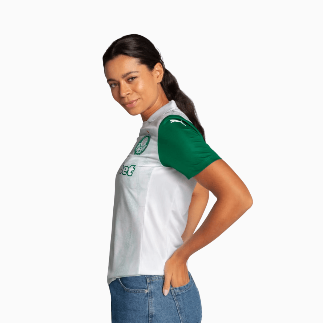Camisa Feminina Puma Palmeiras 2025/26 Away, Camisas de Futebol, PIQUE DE JOGADOR, Mais do que uma camisa reserva, essa é a camisa que honra a história, a elegância e a grandeza do Palmeiras, feita especialmente pra quem carrega o clube no peito com orgulho todos os dias.A Camisa Feminina Palmeiras 2025/26 II Torcedor resgata o branco clássico que marcou gerações, agora com mangas verdes em contraste e grafismos exclusivos em relevo, homenageando os símbolos que construíram a história do Palmeiras. Com mode