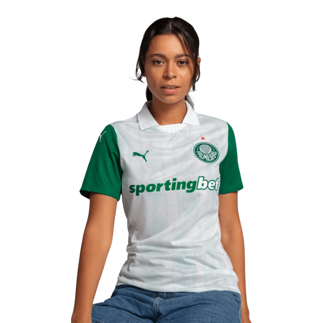 Camisa Feminina Puma Palmeiras 2025/26 Away, Camisas de Futebol, PIQUE DE JOGADOR, Mais do que uma camisa reserva, essa é a camisa que honra a história, a elegância e a grandeza do Palmeiras, feita especialmente pra quem carrega o clube no peito com orgulho todos os dias.A Camisa Feminina Palmeiras 2025/26 II Torcedor resgata o branco clássico que marcou gerações, agora com mangas verdes em contraste e grafismos exclusivos em relevo, homenageando os símbolos que construíram a história do Palmeiras. Com mode