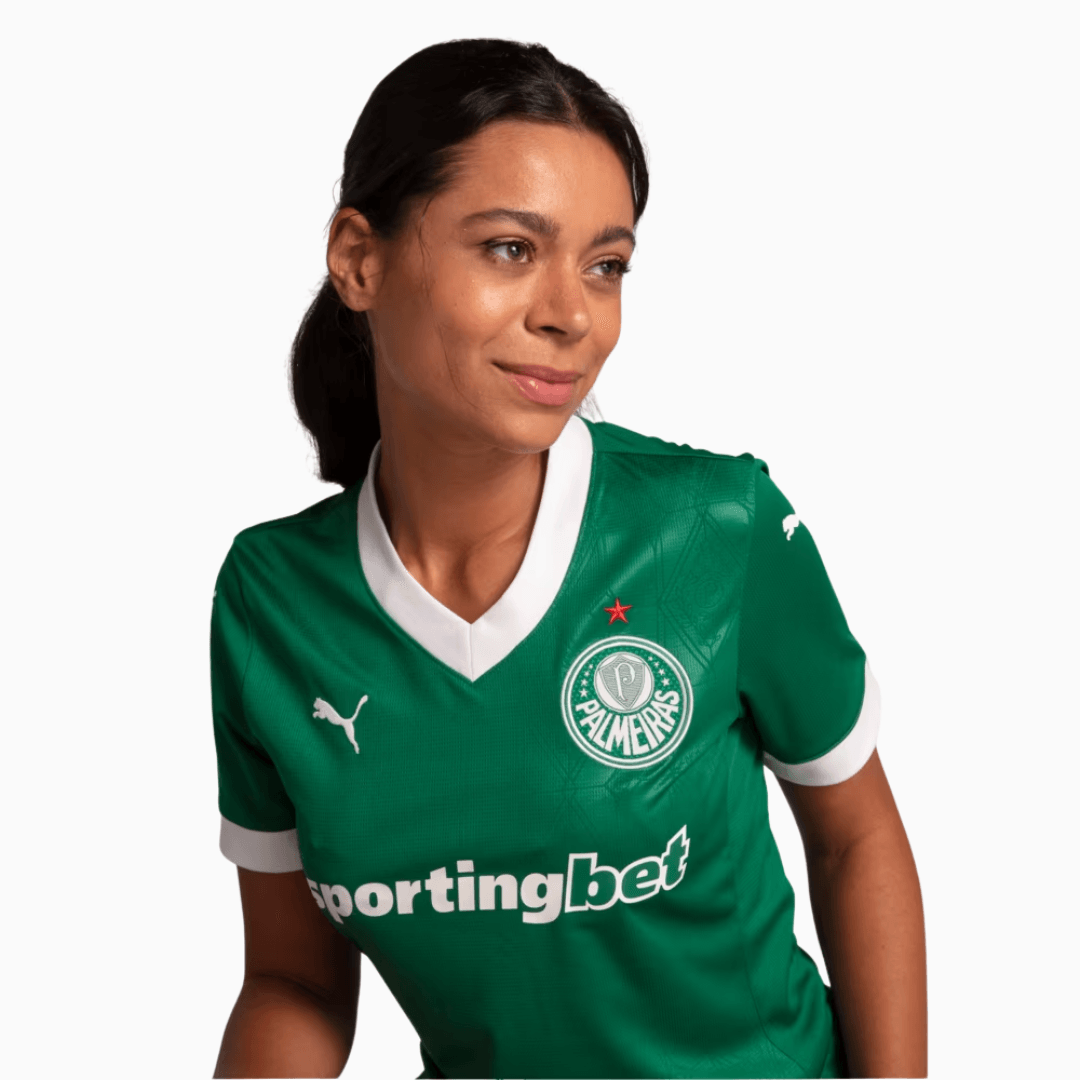 Camisa Feminina Puma Palmeiras 2025/26 Home, Camisas de Futebol, PIQUE DE JOGADOR, Ser Palmeiras é carregar história, raça e tradição em cada detalhe.E a nova Camisa Feminina Palmeiras 2025/26 Torcedor foi pensada especialmente pra quem representa o Verdão com orgulho em todos os lugares.Com modelagem ajustada ao corpo feminino, ela traz o verde clássico com detalhes brancos, exaltando o respeito às raízes palestrinas e a grandeza do Campeão do Século. O grafismo em relevo no tecido homenageia o escudo anti