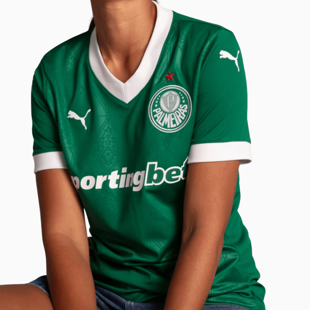 Camisa Feminina Puma Palmeiras 2025/26 Home, Camisas de Futebol, PIQUE DE JOGADOR, Ser Palmeiras é carregar história, raça e tradição em cada detalhe.E a nova Camisa Feminina Palmeiras 2025/26 Torcedor foi pensada especialmente pra quem representa o Verdão com orgulho em todos os lugares.Com modelagem ajustada ao corpo feminino, ela traz o verde clássico com detalhes brancos, exaltando o respeito às raízes palestrinas e a grandeza do Campeão do Século. O grafismo em relevo no tecido homenageia o escudo anti