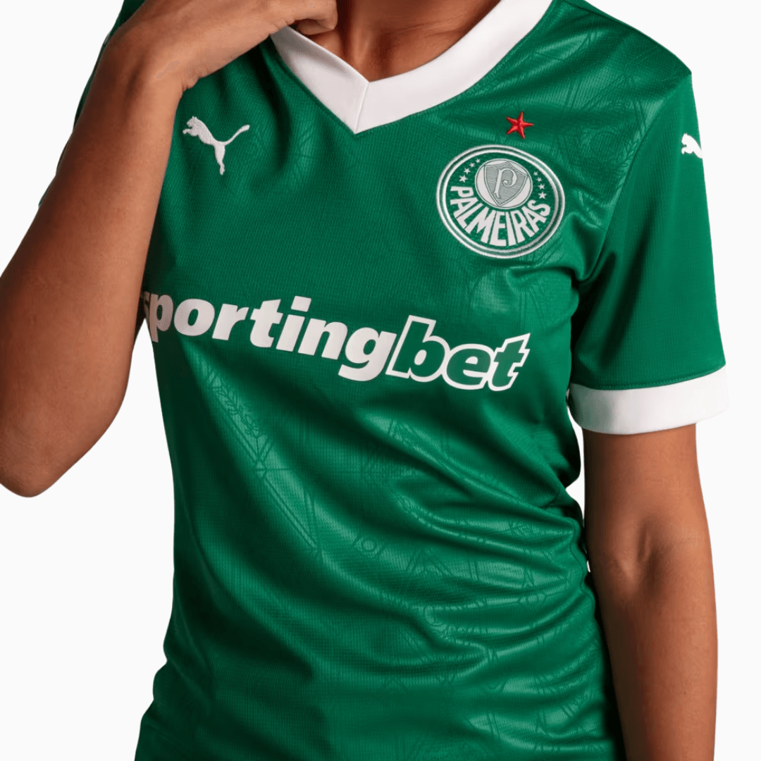 Camisa Feminina Puma Palmeiras 2025/26 Home, Camisas de Futebol, PIQUE DE JOGADOR, Ser Palmeiras é carregar história, raça e tradição em cada detalhe.E a nova Camisa Feminina Palmeiras 2025/26 Torcedor foi pensada especialmente pra quem representa o Verdão com orgulho em todos os lugares.Com modelagem ajustada ao corpo feminino, ela traz o verde clássico com detalhes brancos, exaltando o respeito às raízes palestrinas e a grandeza do Campeão do Século. O grafismo em relevo no tecido homenageia o escudo anti