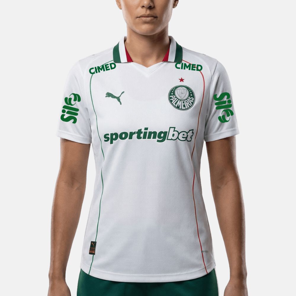 Camisa Feminina Puma Palmeiras 26/27 Away, Camisas de Futebol, PIQUE DE JOGADOR, O novo uniforme resgata a origem do clube mais vitorioso, construindo uma ponte entre o passado e o presente partindo da estética do Velho Continente para o clima de esperança encontrado pelos imigrantes que desembarcaram no Brasil. Com detalhes em homenagem aos ítalo-brasileiros que fundaram o clube em 1914. DETALHES Regular fit Gola careca recortada em cor contrastante com listras na frente Manga curta Recortes laterais com a