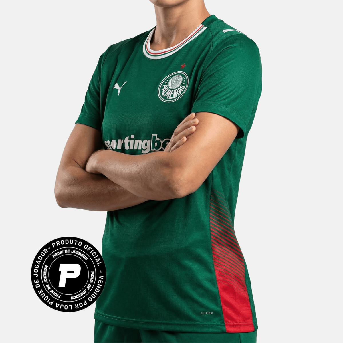 Camisa Feminina Puma Palmeiras 26/27 Home, Camisas de Futebol, PIQUE DE JOGADOR, O novo uniforme resgata a origem do clube mais vitorioso, construindo uma ponte entre o passado e o presente partindo da estética do Velho Continente para o clima de esperança encontrado pelos imigrantes que desembarcaram no Brasil. Com detalhes em homenagem aos ítalo-brasileiros que fundaram o clube em 1914. DETALHES Regular fit Gola careca recortada em cor contrastante com listras na frente Manga curta Recortes laterais com a