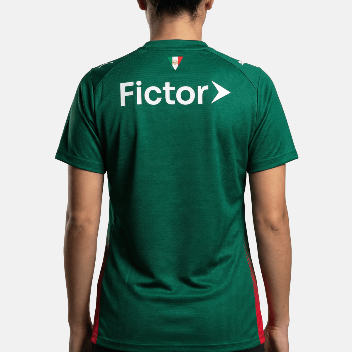 Camisa Feminina Puma Palmeiras 26/27 Home, Camisas de Futebol, PIQUE DE JOGADOR, O novo uniforme resgata a origem do clube mais vitorioso, construindo uma ponte entre o passado e o presente partindo da estética do Velho Continente para o clima de esperança encontrado pelos imigrantes que desembarcaram no Brasil. Com detalhes em homenagem aos ítalo-brasileiros que fundaram o clube em 1914. DETALHES Regular fit Gola careca recortada em cor contrastante com listras na frente Manga curta Recortes laterais com a