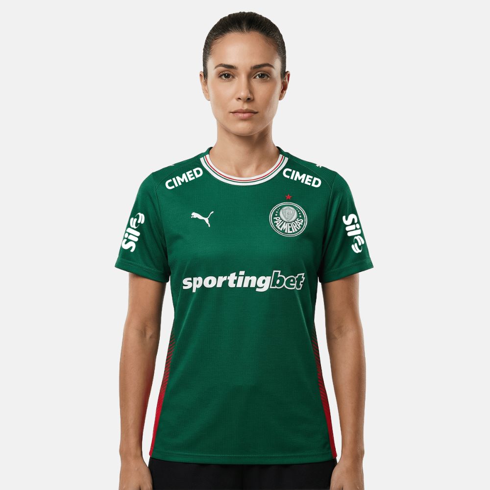 Camisa Feminina Puma Palmeiras 26/27 Home, Camisas de Futebol, PIQUE DE JOGADOR, O novo uniforme resgata a origem do clube mais vitorioso, construindo uma ponte entre o passado e o presente partindo da estética do Velho Continente para o clima de esperança encontrado pelos imigrantes que desembarcaram no Brasil. Com detalhes em homenagem aos ítalo-brasileiros que fundaram o clube em 1914. DETALHES Regular fit Gola careca recortada em cor contrastante com listras na frente Manga curta Recortes laterais com a