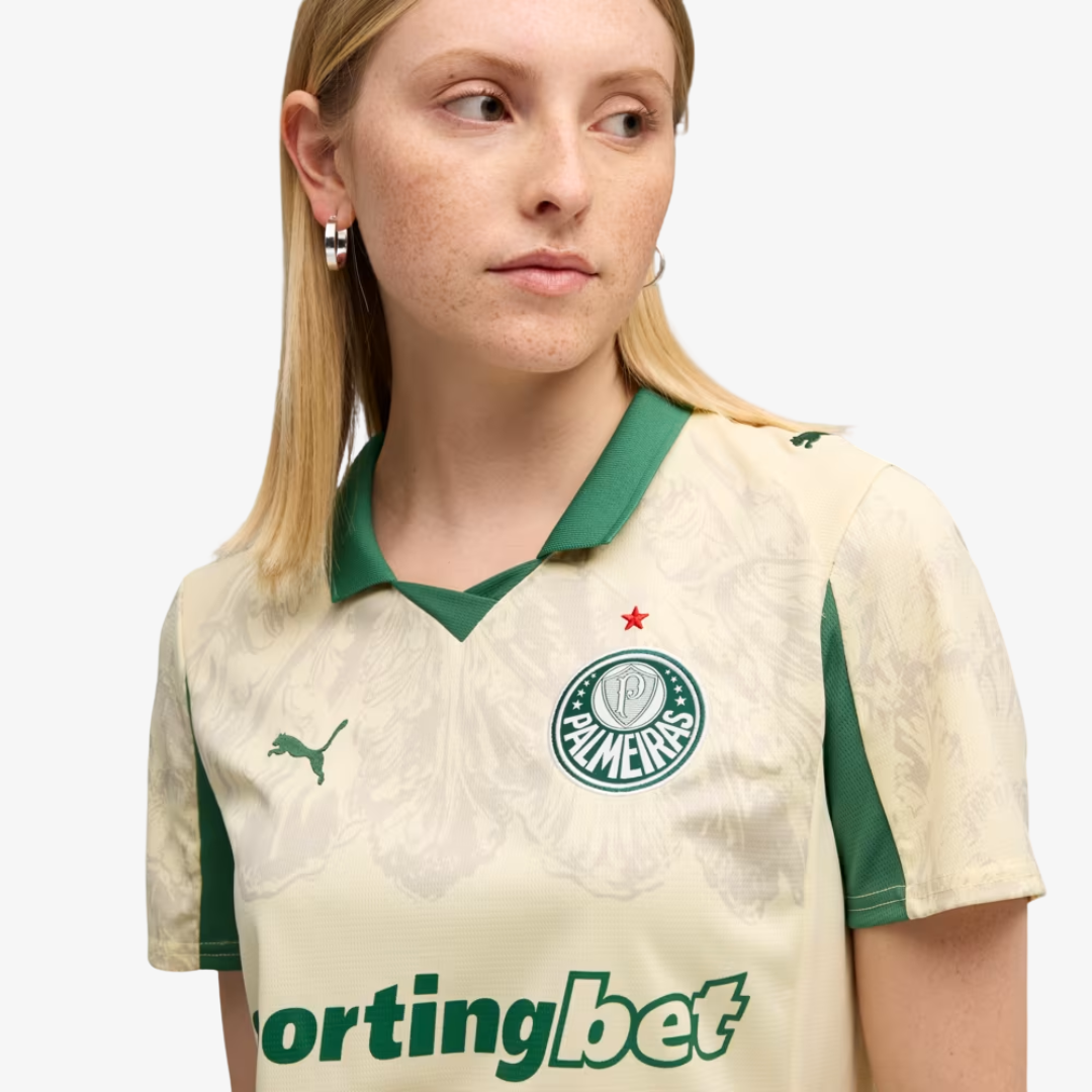 Camisa Feminina Puma Palmeiras x KidSuper 25/26, Camisas de Futebol, PIQUE DE JOGADOR, O novo manto do Palmeiras 2025/26 é mais que uma camisa.É um tributo à tradição, ao respeito e à grandeza da Sociedade Esportiva Palmeiras.Com um tom de verde clássico, detalhes em branco puro e a estrela do Mundial brilhando no peito, a nova camisa resgata as raízes do Verdão com elegância, leveza e aquele peso que só quem é Palestra entende. Inspirada nos uniformes históricos que marcaram gerações, a peça traz grafismos
