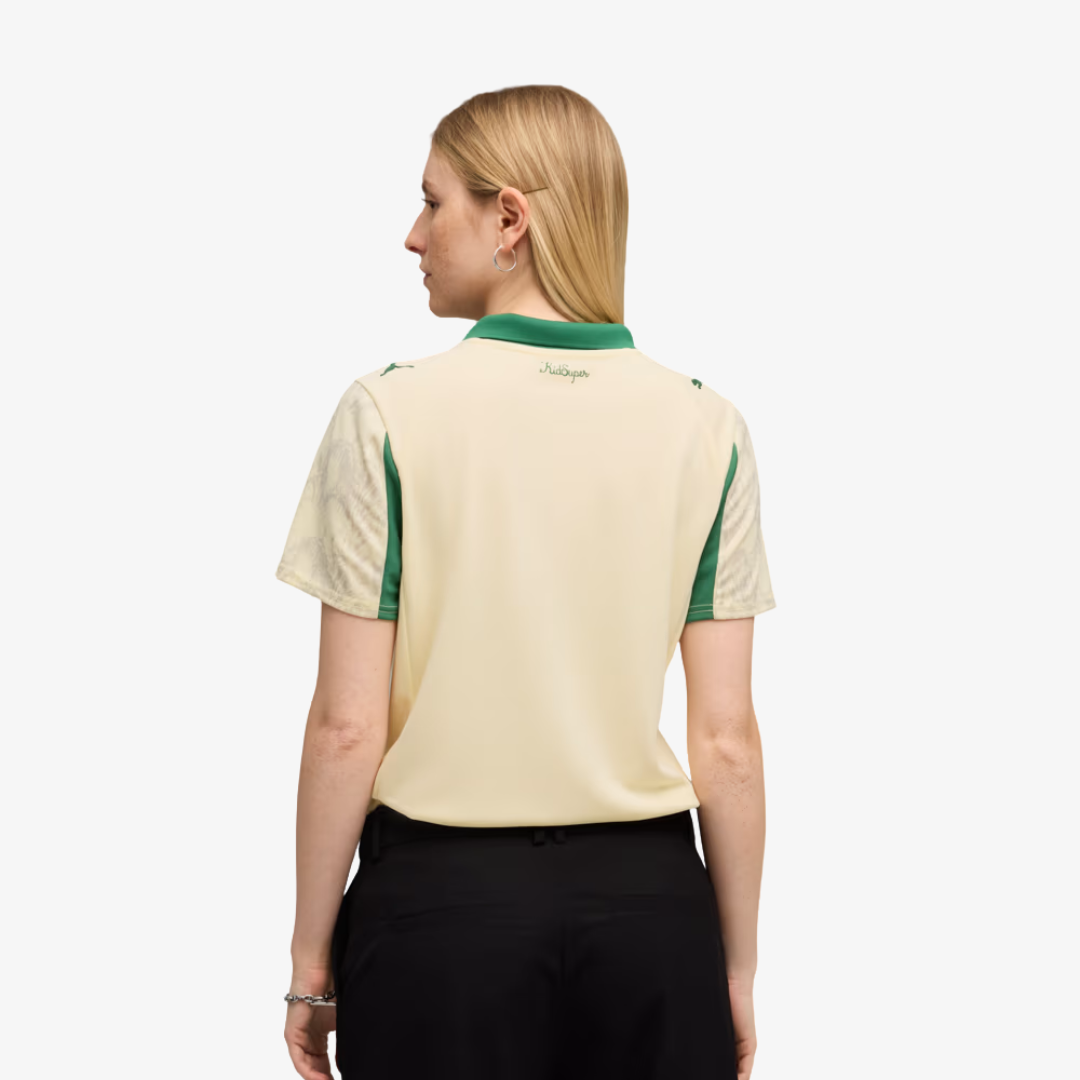Camisa Feminina Puma Palmeiras x KidSuper 25/26, Camisas de Futebol, PIQUE DE JOGADOR, O novo manto do Palmeiras 2025/26 é mais que uma camisa.É um tributo à tradição, ao respeito e à grandeza da Sociedade Esportiva Palmeiras.Com um tom de verde clássico, detalhes em branco puro e a estrela do Mundial brilhando no peito, a nova camisa resgata as raízes do Verdão com elegância, leveza e aquele peso que só quem é Palestra entende. Inspirada nos uniformes históricos que marcaram gerações, a peça traz grafismos