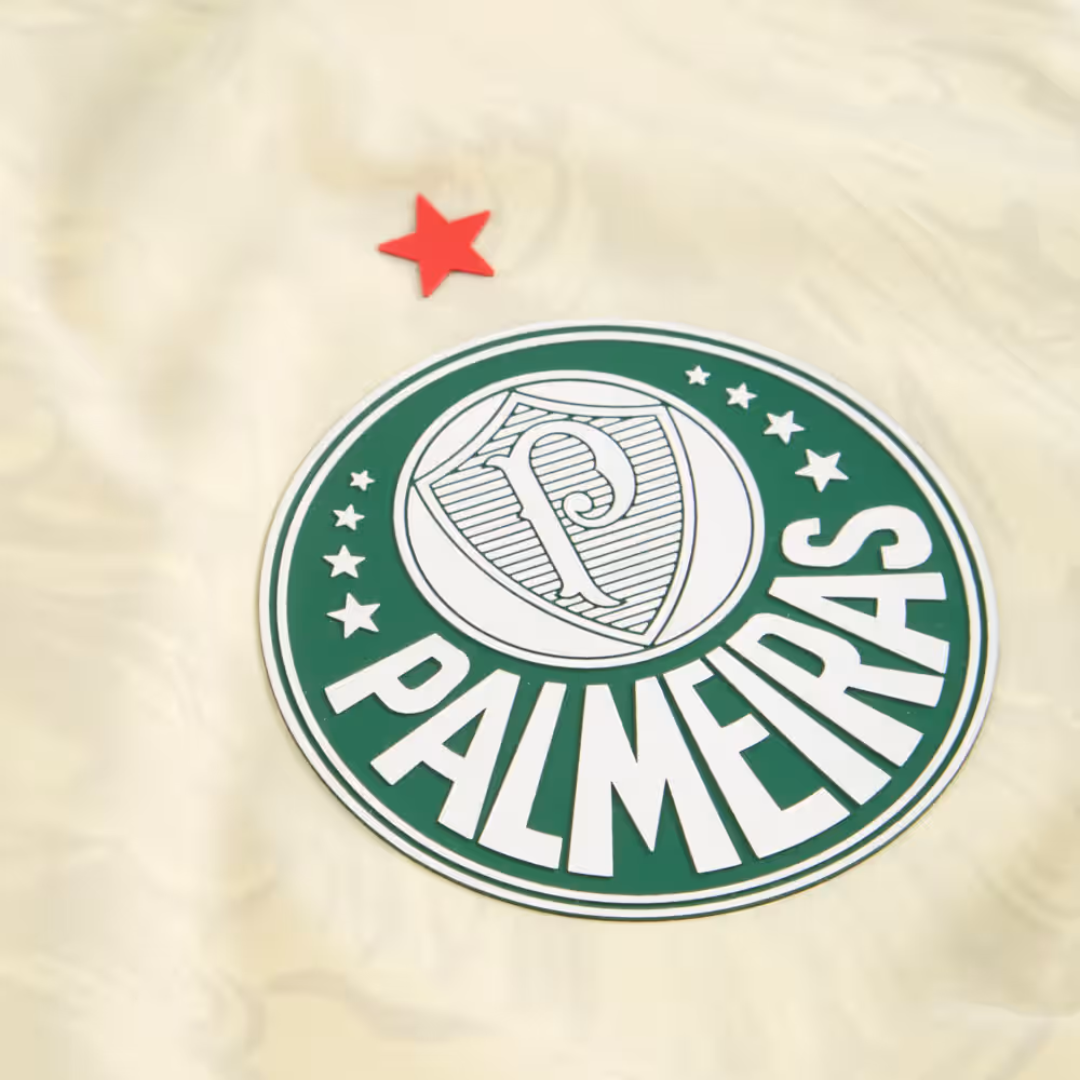 Camisa Feminina Puma Palmeiras x KidSuper 25/26, Camisas de Futebol, PIQUE DE JOGADOR, O novo manto do Palmeiras 2025/26 é mais que uma camisa.É um tributo à tradição, ao respeito e à grandeza da Sociedade Esportiva Palmeiras.Com um tom de verde clássico, detalhes em branco puro e a estrela do Mundial brilhando no peito, a nova camisa resgata as raízes do Verdão com elegância, leveza e aquele peso que só quem é Palestra entende. Inspirada nos uniformes históricos que marcaram gerações, a peça traz grafismos