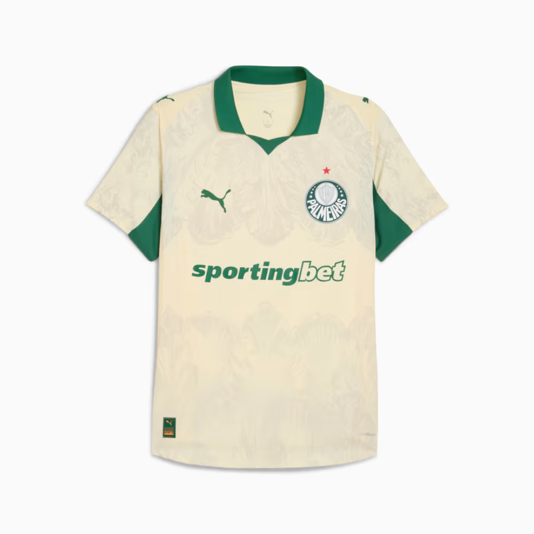 Camisa Feminina Puma Palmeiras x KidSuper 25/26, Camisas de Futebol, PIQUE DE JOGADOR, O novo manto do Palmeiras 2025/26 é mais que uma camisa.É um tributo à tradição, ao respeito e à grandeza da Sociedade Esportiva Palmeiras.Com um tom de verde clássico, detalhes em branco puro e a estrela do Mundial brilhando no peito, a nova camisa resgata as raízes do Verdão com elegância, leveza e aquele peso que só quem é Palestra entende. Inspirada nos uniformes históricos que marcaram gerações, a peça traz grafismos