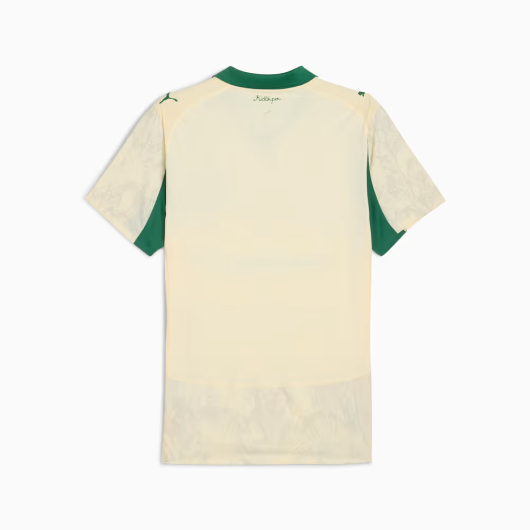 Camisa Feminina Puma Palmeiras x KidSuper 25/26, Camisas de Futebol, PIQUE DE JOGADOR, O novo manto do Palmeiras 2025/26 é mais que uma camisa.É um tributo à tradição, ao respeito e à grandeza da Sociedade Esportiva Palmeiras.Com um tom de verde clássico, detalhes em branco puro e a estrela do Mundial brilhando no peito, a nova camisa resgata as raízes do Verdão com elegância, leveza e aquele peso que só quem é Palestra entende. Inspirada nos uniformes históricos que marcaram gerações, a peça traz grafismos