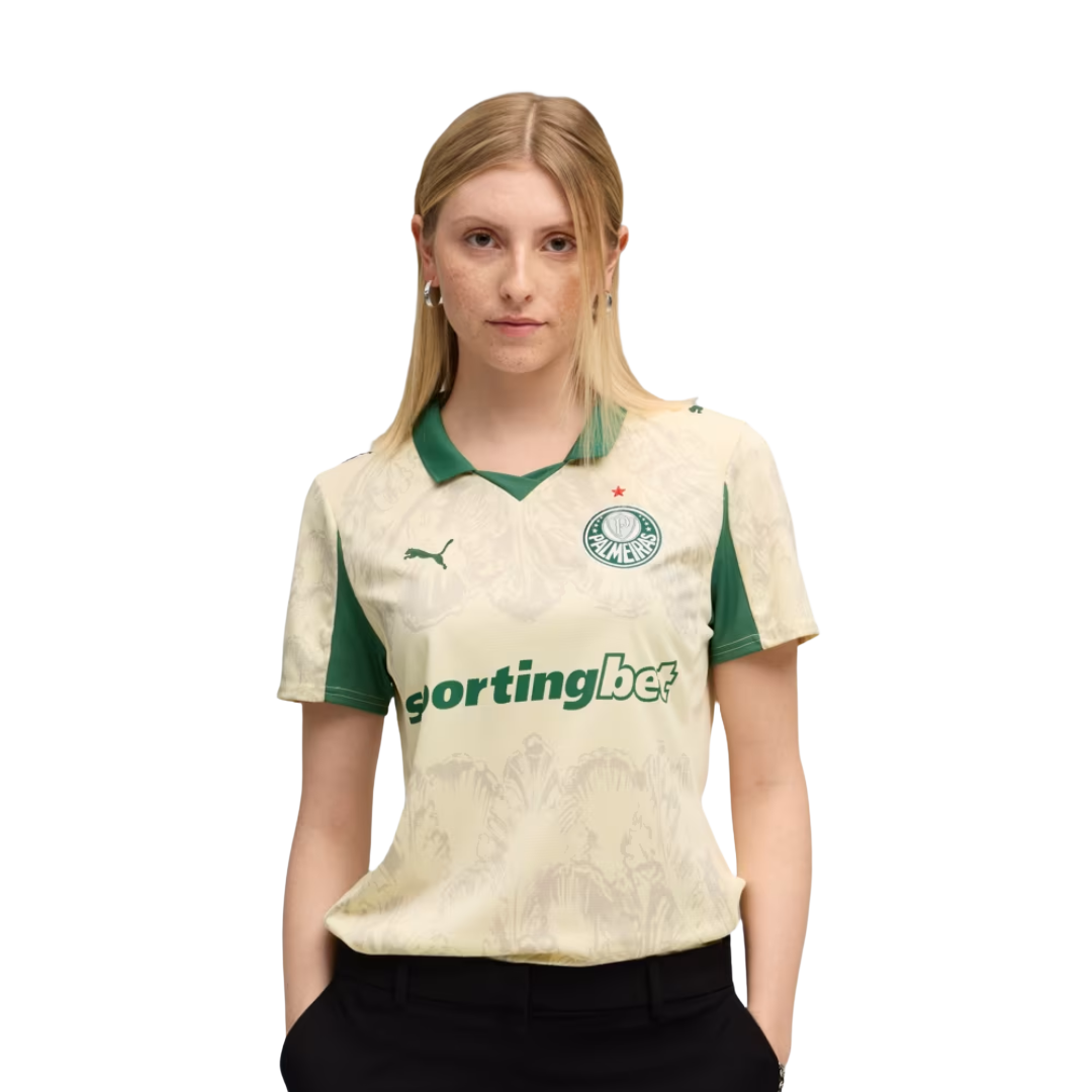 Camisa Feminina Puma Palmeiras x KidSuper 25/26, Camisas de Futebol, PIQUE DE JOGADOR, O novo manto do Palmeiras 2025/26 é mais que uma camisa.É um tributo à tradição, ao respeito e à grandeza da Sociedade Esportiva Palmeiras.Com um tom de verde clássico, detalhes em branco puro e a estrela do Mundial brilhando no peito, a nova camisa resgata as raízes do Verdão com elegância, leveza e aquele peso que só quem é Palestra entende. Inspirada nos uniformes históricos que marcaram gerações, a peça traz grafismos