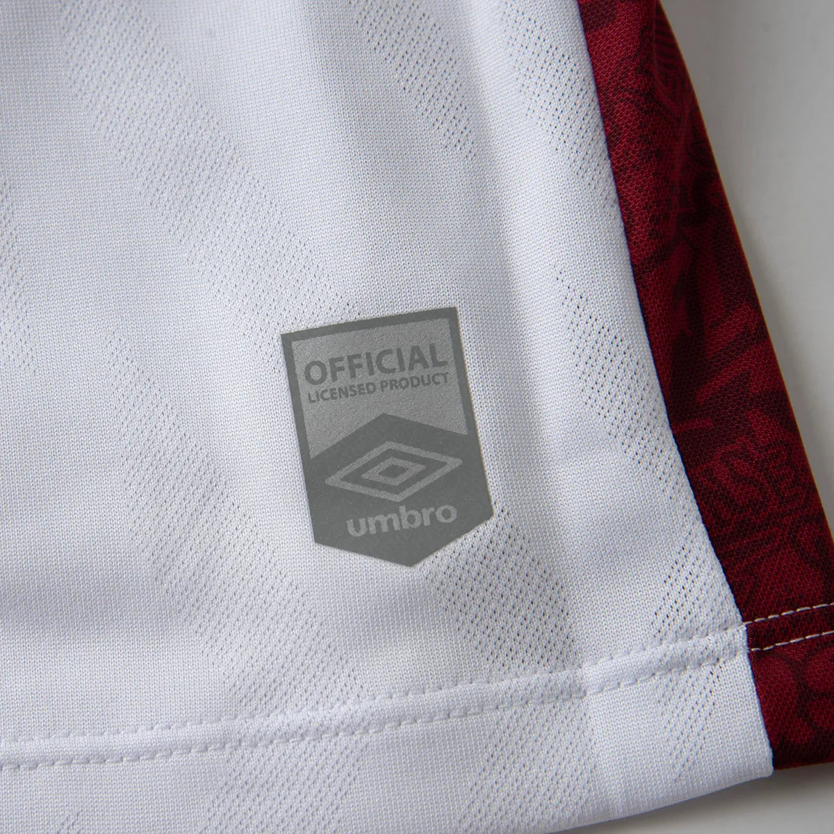 Camisa Feminina Umbro Fluminense 2025/26 II, Camisas de Futebol, PIQUE DE JOGADOR, FICHA TÉCNICA Composição: 100% PoliésterGênero: FemininoIndicada para: Jogo/CasualGênero: MasculinoEscudo: EmborrachadoOrigem: ImportadoManga: Curta-PIQUE DE JOGADOR