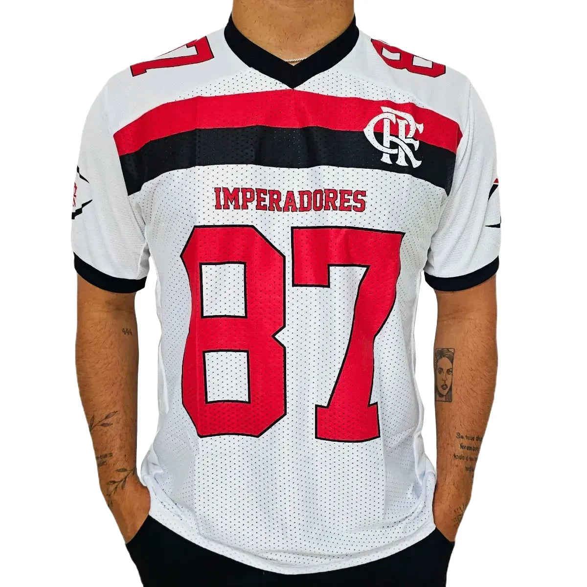 Camisa Flamengo Imperadores 87 NFL, Camisa Futebol, Braziline, Camisa Flamengo Imperadores 87 Branca - Masculino A Camisa Flamengo Imperadores Oficial é a pedida certa para os torcedores vestirem sua paixão pelo Mengão.Produzida em 100% poliéster leve e respirável, a peça conta com um design ousado e moderno em alusão ao futebol americano. Além da estampa "87", ano que o clube venceu a Copa União. Composição: 100% PoliésterIndicada para: CasualGênero: MasculinoEscudo: EstampadoOrigem: ImportadoManga: Curta-