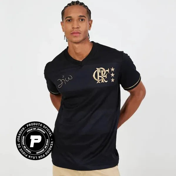 Camisa Flamengo Volta Zico, Camisa Futebol, Adidas, Zico de volta ao Flamengo Preta com detalhes dourados, esta camisa homenageia a volta de Zico ao Flamengo, eternizando um momento de glória. Mais do que um uniforme, é uma peça de história viva, conectando cada torcedor à paixão e à garra do clube. Com cada detalhe pensado para capturar a vibração da torcida, ela representa não apenas um jogador, mas o espírito eterno do Flamengo. Ficha do Produto TecnologiaAeroReady: Sistema que controla o excesso de umid