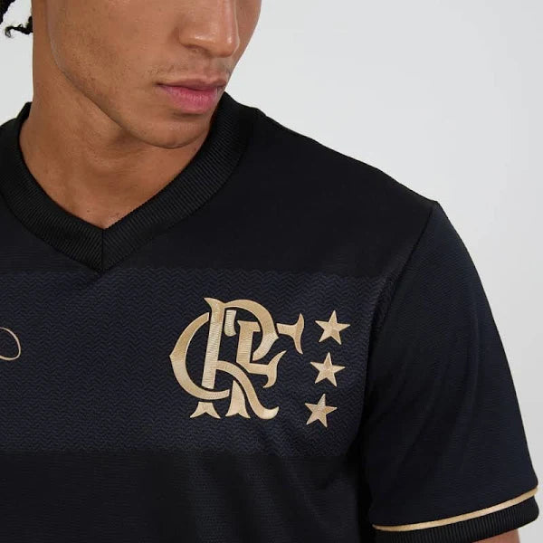 Camisa Flamengo Volta Zico, Camisa Futebol, Adidas, Zico de volta ao Flamengo Preta com detalhes dourados, esta camisa homenageia a volta de Zico ao Flamengo, eternizando um momento de glória. Mais do que um uniforme, é uma peça de história viva, conectando cada torcedor à paixão e à garra do clube. Com cada detalhe pensado para capturar a vibração da torcida, ela representa não apenas um jogador, mas o espírito eterno do Flamengo. Ficha do Produto TecnologiaAeroReady: Sistema que controla o excesso de umid