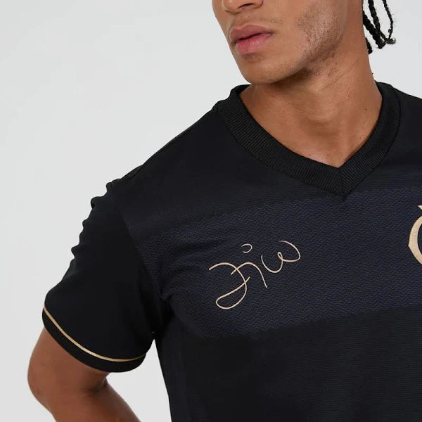 Camisa Flamengo Volta Zico, Camisa Futebol, Adidas, Zico de volta ao Flamengo Preta com detalhes dourados, esta camisa homenageia a volta de Zico ao Flamengo, eternizando um momento de glória. Mais do que um uniforme, é uma peça de história viva, conectando cada torcedor à paixão e à garra do clube. Com cada detalhe pensado para capturar a vibração da torcida, ela representa não apenas um jogador, mas o espírito eterno do Flamengo. Ficha do Produto TecnologiaAeroReady: Sistema que controla o excesso de umid
