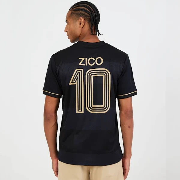 Camisa Flamengo Volta Zico, Camisa Futebol, Adidas, Zico de volta ao Flamengo Preta com detalhes dourados, esta camisa homenageia a volta de Zico ao Flamengo, eternizando um momento de glória. Mais do que um uniforme, é uma peça de história viva, conectando cada torcedor à paixão e à garra do clube. Com cada detalhe pensado para capturar a vibração da torcida, ela representa não apenas um jogador, mas o espírito eterno do Flamengo. Ficha do Produto TecnologiaAeroReady: Sistema que controla o excesso de umid