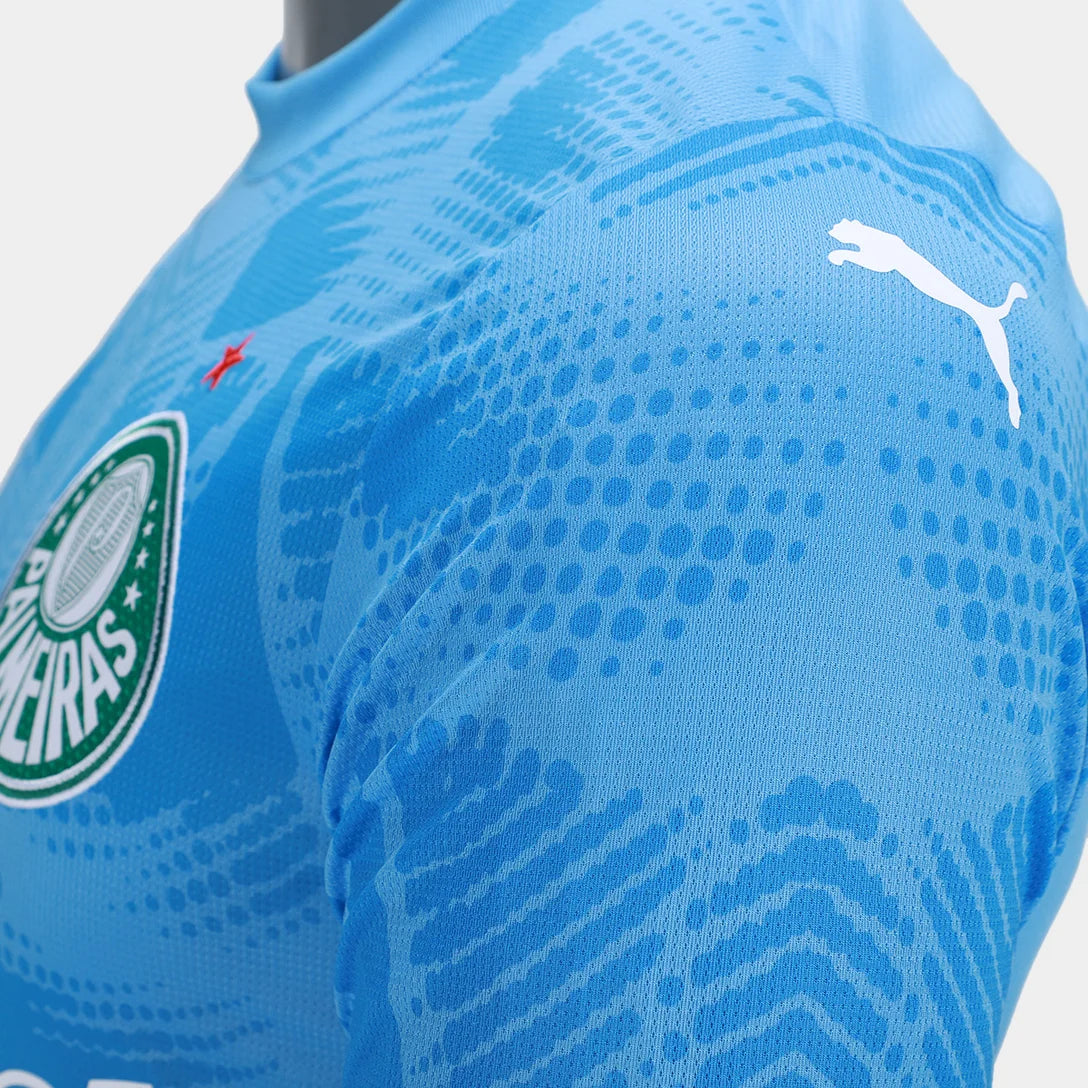 Camisa Goleiro Palmeiras 2025 I, Camisas de Futebol, PIQUE DE JOGADOR, A Camisa de Goleiro Palmeiras 2025 I – Torcedor traduz a imponência e a tradição do Verdão sob as traves. Com design moderno, grafismos exclusivos e caimento confortável, ela representa a alma alviverde em cada defesa. Desenvolvida pela PUMA com tecnologia dryCELL, garante conforto, respirabilidade e estilo dentro e fora de campo. Características e Benefícios Tecnologia dryCELL: absorve o suor e mantém o corpo seco Tecido leve e respiráv