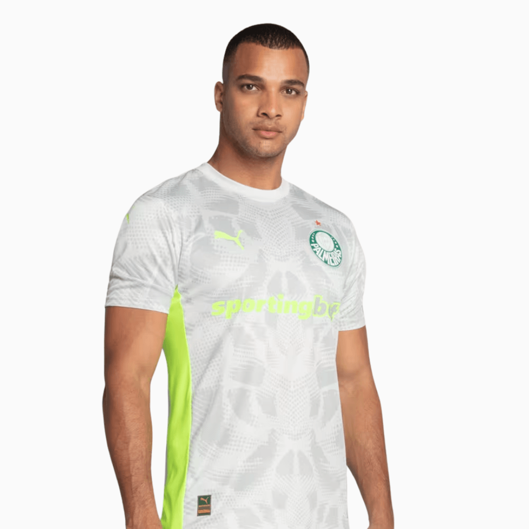 Camisa Goleiro Palmeiras 2025/26 III Jogador, Camisas de Futebol, PIQUE DE JOGADOR, A camisa de goleiro third do Palmeiras para a temporada 2025/26 traz um visual arrojado e inovador, com design exclusivo da linha jogador. Desenvolvida pela Puma, oferece alto desempenho e estilo para quem representa o Verdão com personalidade até debaixo das traves. Características e Benefícios Tecnologia dryCELL: absorve a umidade e mantém o corpo seco Material leve, elástico e respirável para máxima liberdade de movimento