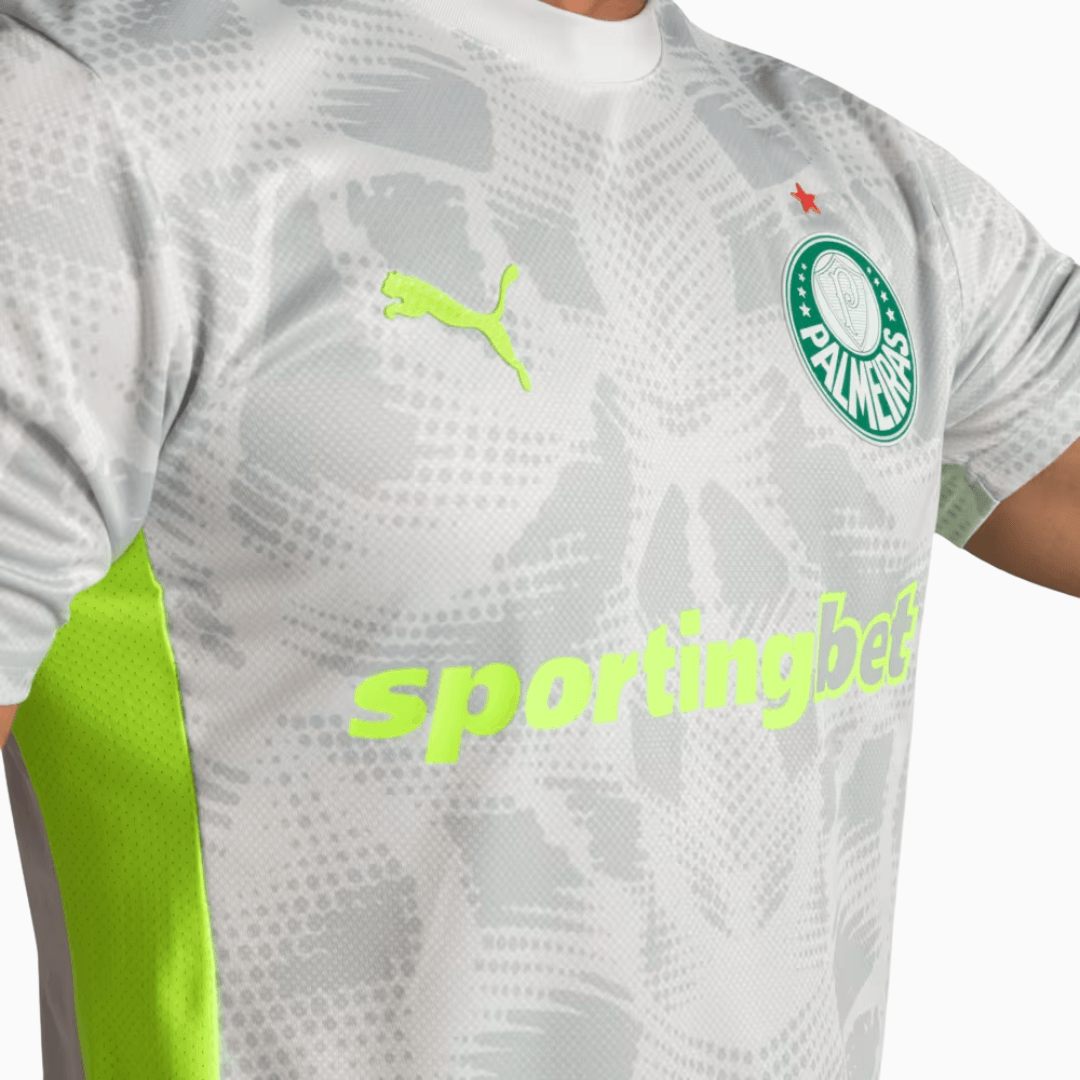 Camisa Goleiro Palmeiras 2025/26 III Jogador, Camisas de Futebol, PIQUE DE JOGADOR, A camisa de goleiro third do Palmeiras para a temporada 2025/26 traz um visual arrojado e inovador, com design exclusivo da linha jogador. Desenvolvida pela Puma, oferece alto desempenho e estilo para quem representa o Verdão com personalidade até debaixo das traves. Características e Benefícios Tecnologia dryCELL: absorve a umidade e mantém o corpo seco Material leve, elástico e respirável para máxima liberdade de movimento