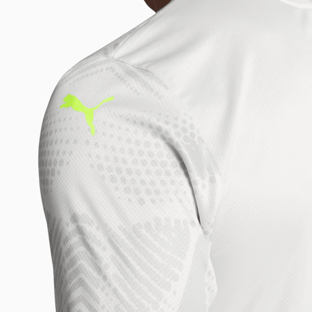 Camisa Goleiro Palmeiras 2025/26 III Jogador, Camisas de Futebol, PIQUE DE JOGADOR, A camisa de goleiro third do Palmeiras para a temporada 2025/26 traz um visual arrojado e inovador, com design exclusivo da linha jogador. Desenvolvida pela Puma, oferece alto desempenho e estilo para quem representa o Verdão com personalidade até debaixo das traves. Características e Benefícios Tecnologia dryCELL: absorve a umidade e mantém o corpo seco Material leve, elástico e respirável para máxima liberdade de movimento
