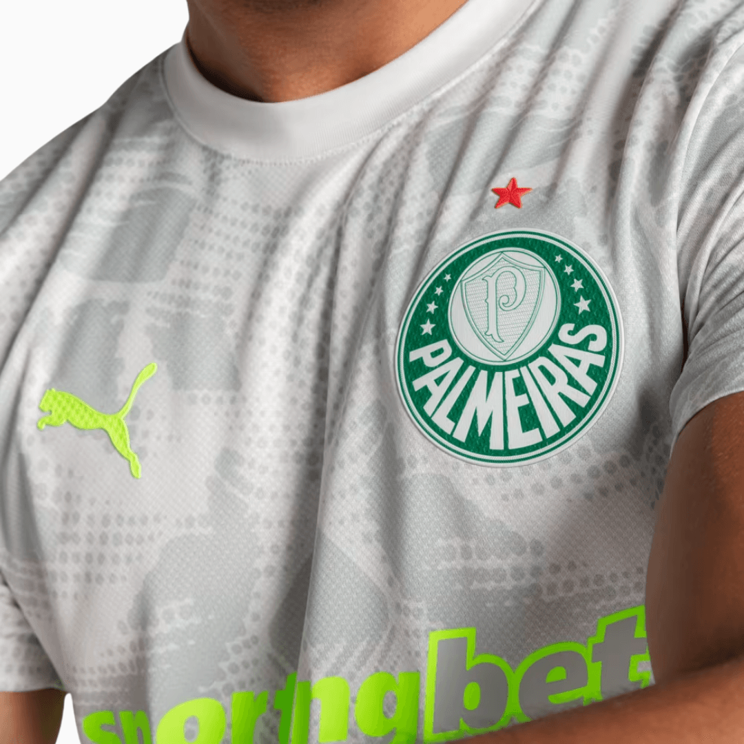 Camisa Goleiro Palmeiras 2025/26 III Jogador, Camisas de Futebol, PIQUE DE JOGADOR, A camisa de goleiro third do Palmeiras para a temporada 2025/26 traz um visual arrojado e inovador, com design exclusivo da linha jogador. Desenvolvida pela Puma, oferece alto desempenho e estilo para quem representa o Verdão com personalidade até debaixo das traves. Características e Benefícios Tecnologia dryCELL: absorve a umidade e mantém o corpo seco Material leve, elástico e respirável para máxima liberdade de movimento