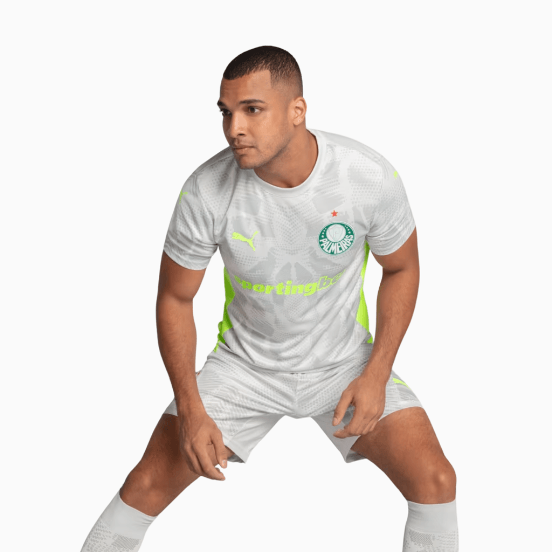 Camisa Goleiro Palmeiras 2025/26 III Jogador, Camisas de Futebol, PIQUE DE JOGADOR, A camisa de goleiro third do Palmeiras para a temporada 2025/26 traz um visual arrojado e inovador, com design exclusivo da linha jogador. Desenvolvida pela Puma, oferece alto desempenho e estilo para quem representa o Verdão com personalidade até debaixo das traves. Características e Benefícios Tecnologia dryCELL: absorve a umidade e mantém o corpo seco Material leve, elástico e respirável para máxima liberdade de movimento