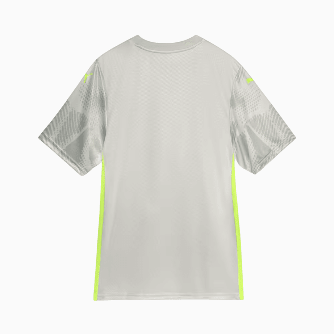 Camisa Goleiro Palmeiras 2025/26 III Jogador, Camisas de Futebol, PIQUE DE JOGADOR, A camisa de goleiro third do Palmeiras para a temporada 2025/26 traz um visual arrojado e inovador, com design exclusivo da linha jogador. Desenvolvida pela Puma, oferece alto desempenho e estilo para quem representa o Verdão com personalidade até debaixo das traves. Características e Benefícios Tecnologia dryCELL: absorve a umidade e mantém o corpo seco Material leve, elástico e respirável para máxima liberdade de movimento