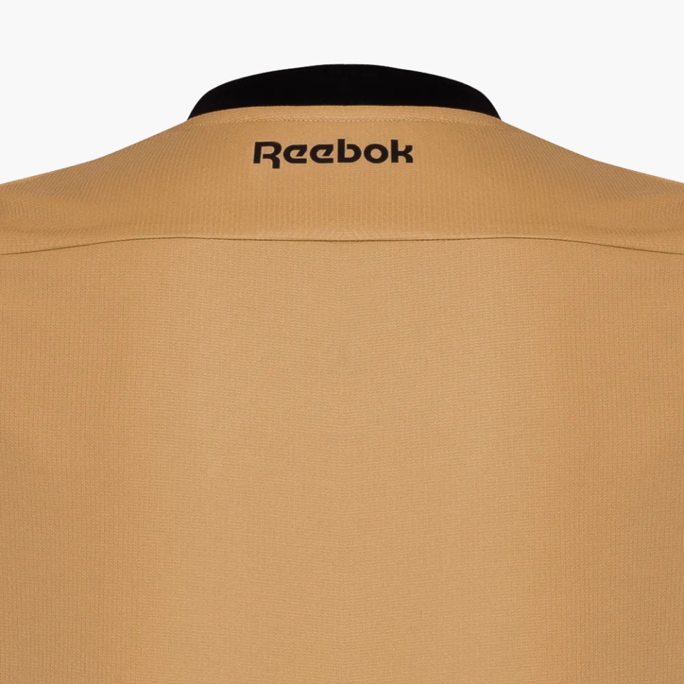 Camisa Goleiro Reebok Botafogo 2024/25 II, Camisas de Futebol, PIQUE DE JOGADOR, A camisa de goleiro do Botafogo para a temporada 2024/25 II chega com um visual imponente, que reflete a essência defensiva do Glorioso. Em preto predominante com detalhes em branco e dourado, o modelo traz modernidade e presença dentro das quatro linhas. Com grafismos exclusivos e acabamento refinado, é uma peça que une performance, estilo e identidade alvinegra. Especificações do Produto: Modelo torcedor masculino Ano: Tempor
