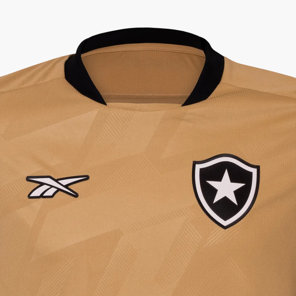 Camisa Goleiro Reebok Botafogo 2024/25 II, Camisas de Futebol, PIQUE DE JOGADOR, A camisa de goleiro do Botafogo para a temporada 2024/25 II chega com um visual imponente, que reflete a essência defensiva do Glorioso. Em preto predominante com detalhes em branco e dourado, o modelo traz modernidade e presença dentro das quatro linhas. Com grafismos exclusivos e acabamento refinado, é uma peça que une performance, estilo e identidade alvinegra. Especificações do Produto: Modelo torcedor masculino Ano: Tempor