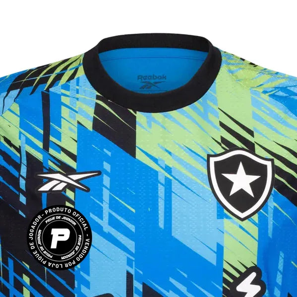 Camisa Goleiro Reebok Botafogo 2025/26 I, Camisas de Futebol, PIQUE DE JOGADOR, A Camisa de Goleiro do Botafogo 2025/26 chega com design arrojado e cheio de personalidade à altura de quem protege a meta com coragem. Com visual exclusivo, a peça combina tradição alvinegra com elementos modernos, apostando em cores vibrantes, textura especial e acabamento premium. O escudo bordado no peito e o logo da Reebok aplicados com destaque reforçam o peso do uniforme. É a camisa de quem joga diferente. De quem segura 