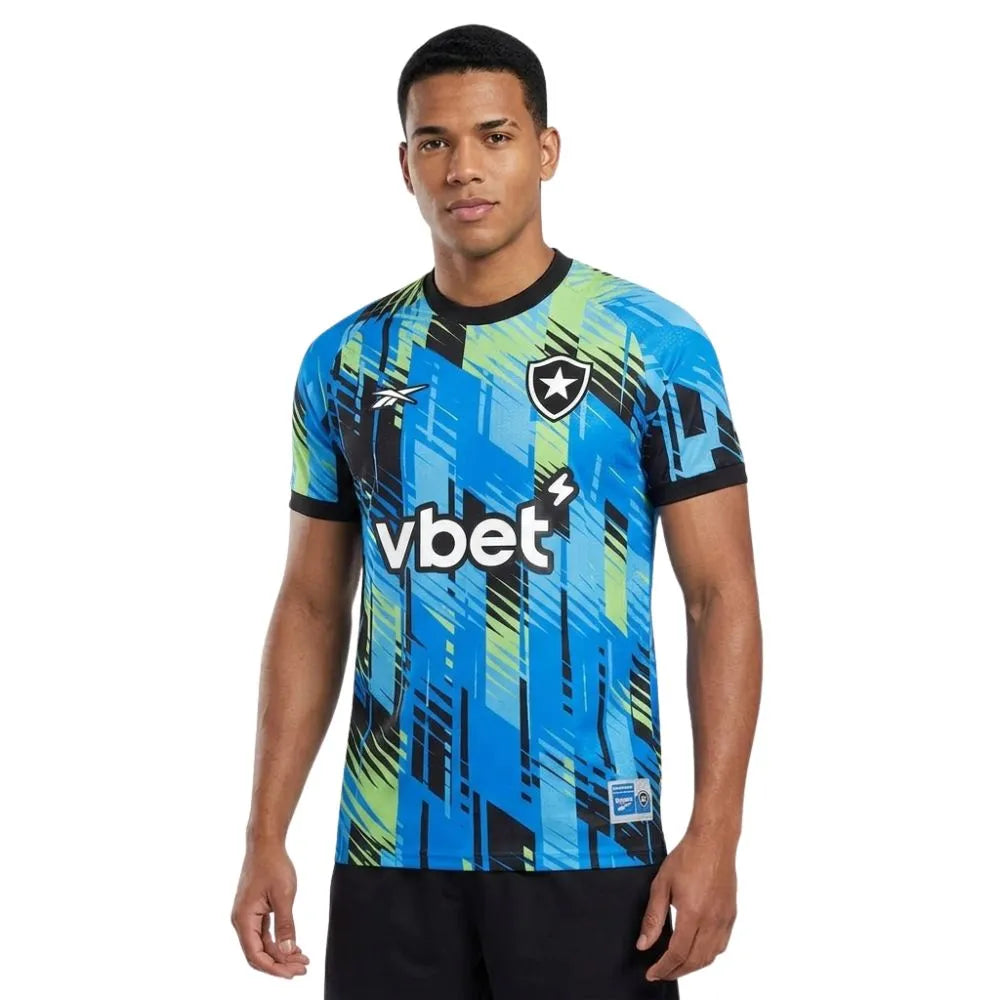Camisa Goleiro Reebok Botafogo 2025/26 I, Camisas de Futebol, PIQUE DE JOGADOR, A Camisa de Goleiro do Botafogo 2025/26 chega com design arrojado e cheio de personalidade à altura de quem protege a meta com coragem. Com visual exclusivo, a peça combina tradição alvinegra com elementos modernos, apostando em cores vibrantes, textura especial e acabamento premium. O escudo bordado no peito e o logo da Reebok aplicados com destaque reforçam o peso do uniforme. É a camisa de quem joga diferente. De quem segura 