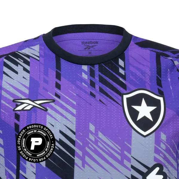 Camisa Goleiro Reebok Botafogo 2025/26 III, Camisas de Futebol, PIQUE DE JOGADOR, A Camisa de Goleiro do Botafogo 2025/26 chega com design arrojado e cheio de personalidade à altura de quem protege a meta com coragem. Com visual exclusivo, a peça combina tradição alvinegra com elementos modernos, apostando em cores vibrantes, textura especial e acabamento premium. O escudo bordado no peito e o logo da Reebok aplicados com destaque reforçam o peso do uniforme. É a camisa de quem joga diferente. De quem segur