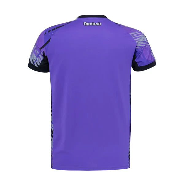 Camisa Goleiro Reebok Botafogo 2025/26 III, Camisas de Futebol, PIQUE DE JOGADOR, A Camisa de Goleiro do Botafogo 2025/26 chega com design arrojado e cheio de personalidade à altura de quem protege a meta com coragem. Com visual exclusivo, a peça combina tradição alvinegra com elementos modernos, apostando em cores vibrantes, textura especial e acabamento premium. O escudo bordado no peito e o logo da Reebok aplicados com destaque reforçam o peso do uniforme. É a camisa de quem joga diferente. De quem segur