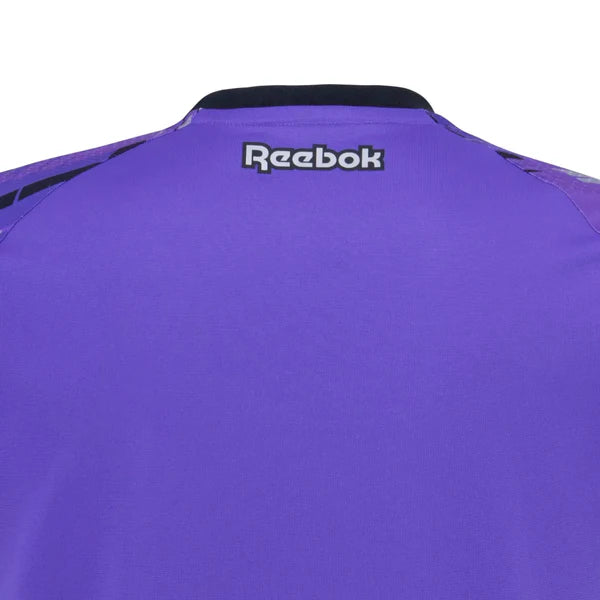 Camisa Goleiro Reebok Botafogo 2025/26 III, Camisas de Futebol, PIQUE DE JOGADOR, A Camisa de Goleiro do Botafogo 2025/26 chega com design arrojado e cheio de personalidade à altura de quem protege a meta com coragem. Com visual exclusivo, a peça combina tradição alvinegra com elementos modernos, apostando em cores vibrantes, textura especial e acabamento premium. O escudo bordado no peito e o logo da Reebok aplicados com destaque reforçam o peso do uniforme. É a camisa de quem joga diferente. De quem segur