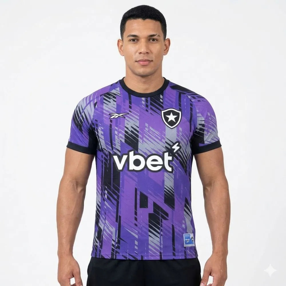 Camisa Goleiro Reebok Botafogo 2025/26 III, Camisas de Futebol, PIQUE DE JOGADOR, A Camisa de Goleiro do Botafogo 2025/26 chega com design arrojado e cheio de personalidade à altura de quem protege a meta com coragem. Com visual exclusivo, a peça combina tradição alvinegra com elementos modernos, apostando em cores vibrantes, textura especial e acabamento premium. O escudo bordado no peito e o logo da Reebok aplicados com destaque reforçam o peso do uniforme. É a camisa de quem joga diferente. De quem segur