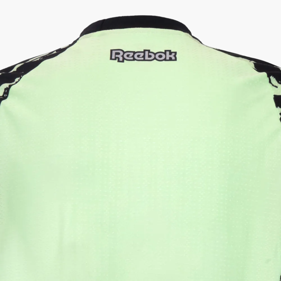 Camisa Goleiro Reebok Botafogo 2025/26 IV, Camisas de Futebol, PIQUE DE JOGADOR, A camisa de Goleiro do Botafogo para a temporada 2025/26 II chega com um visual imponente, que reflete a essência defensiva do Glorioso. Em preto predominante com detalhes em branco e dourado, o modelo traz modernidade e presença dentro das quatro linhas. Com grafismos exclusivos e acabamento refinado, é uma peça que une performance, estilo e identidade alvinegra. Especificações do Produto: Modelo torcedor masculino Ano: Tempor